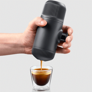 Billede af Wacaco Nanopresso rejse espressomaskine i koksgrå med sort nonwoven pose
